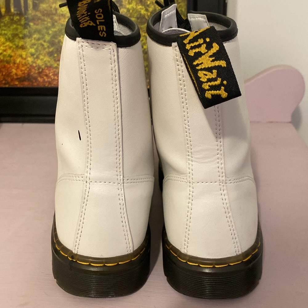 Dr. Martens shoes in like new condition.  Does have a small black mark - Picture 3 of 6